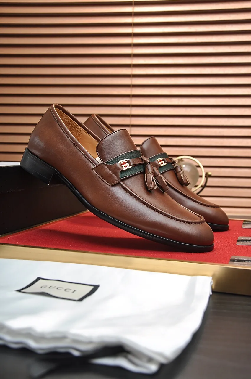 Men's shoes💰500💶Italy's top luxury men's shoe giant (GUCCI) (Gucci) (full cowhide lining) new arrival🍃Original European style🔰 Pleasant to the eye😍In order to make the shoes more durable and non-deformable🌀The production continues to follow traditional methods but there is still no lack of innovation💪Choose original sheepskin for the leather♻️ Smooth and natural And extra bright ⭐Made of imported cowhide, the first choice of rich people 38-45 (45 customized)